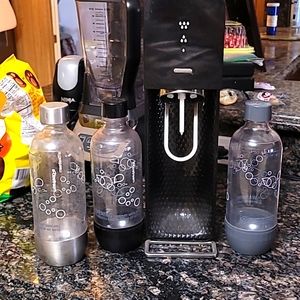 Sodastream machine with full co2 and 3 bottles.